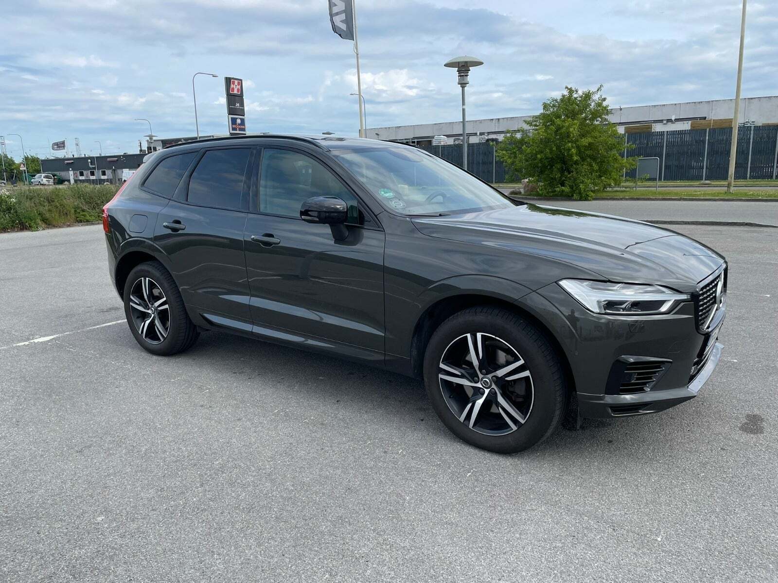 Grå Volvo XC60 fra 2021