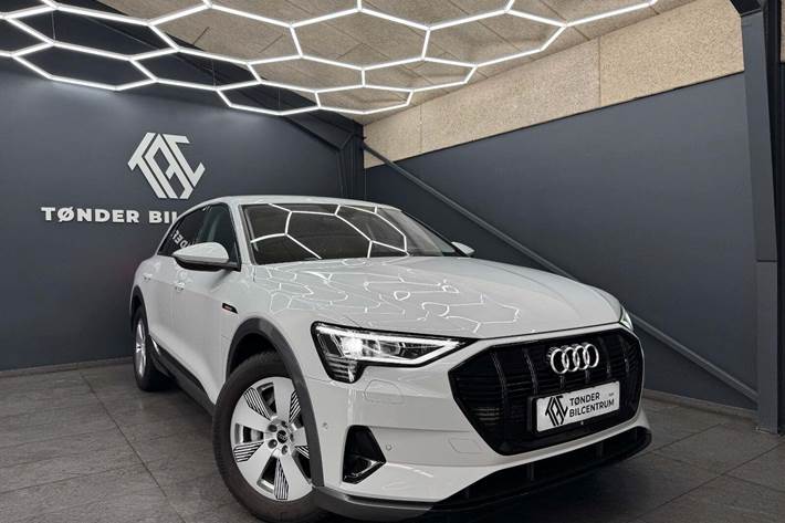 Hvid Audi e-tron fra 2023 set udefra