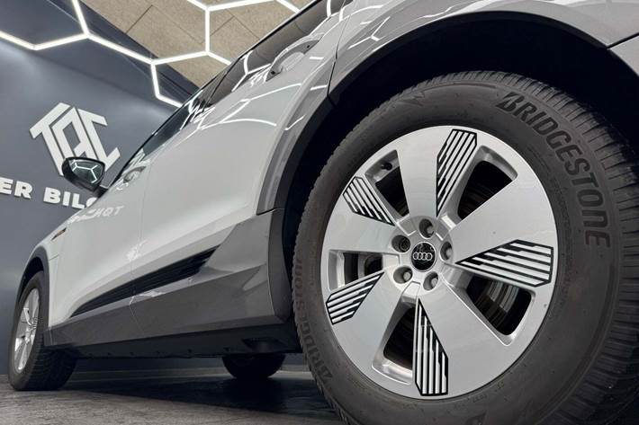 Hvid Audi e-tron fra 2023