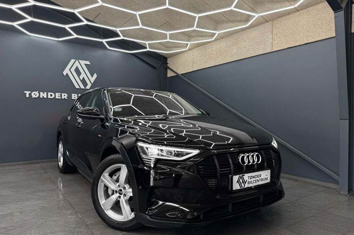 Sort Audi e-tron fra 2023 set udefra