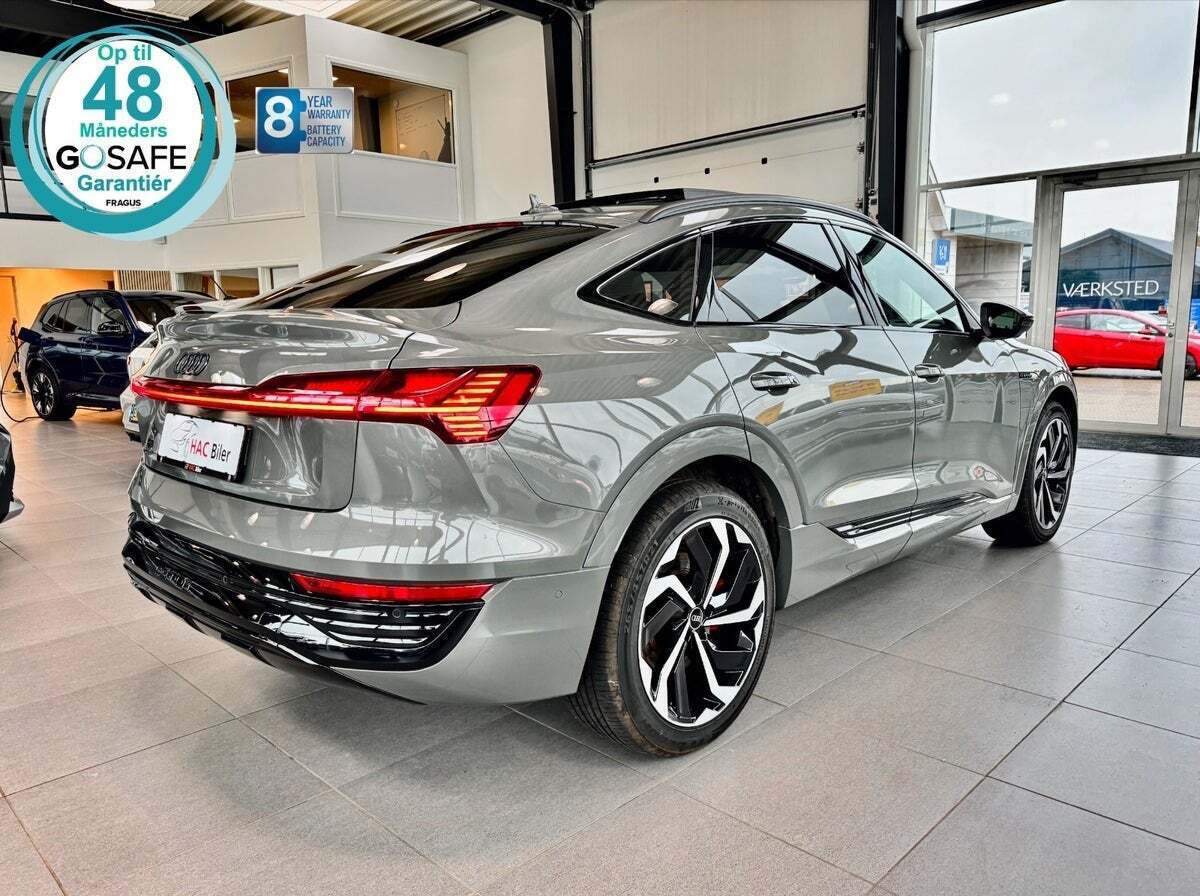 Grå Audi Q8 e-tron fra 2024