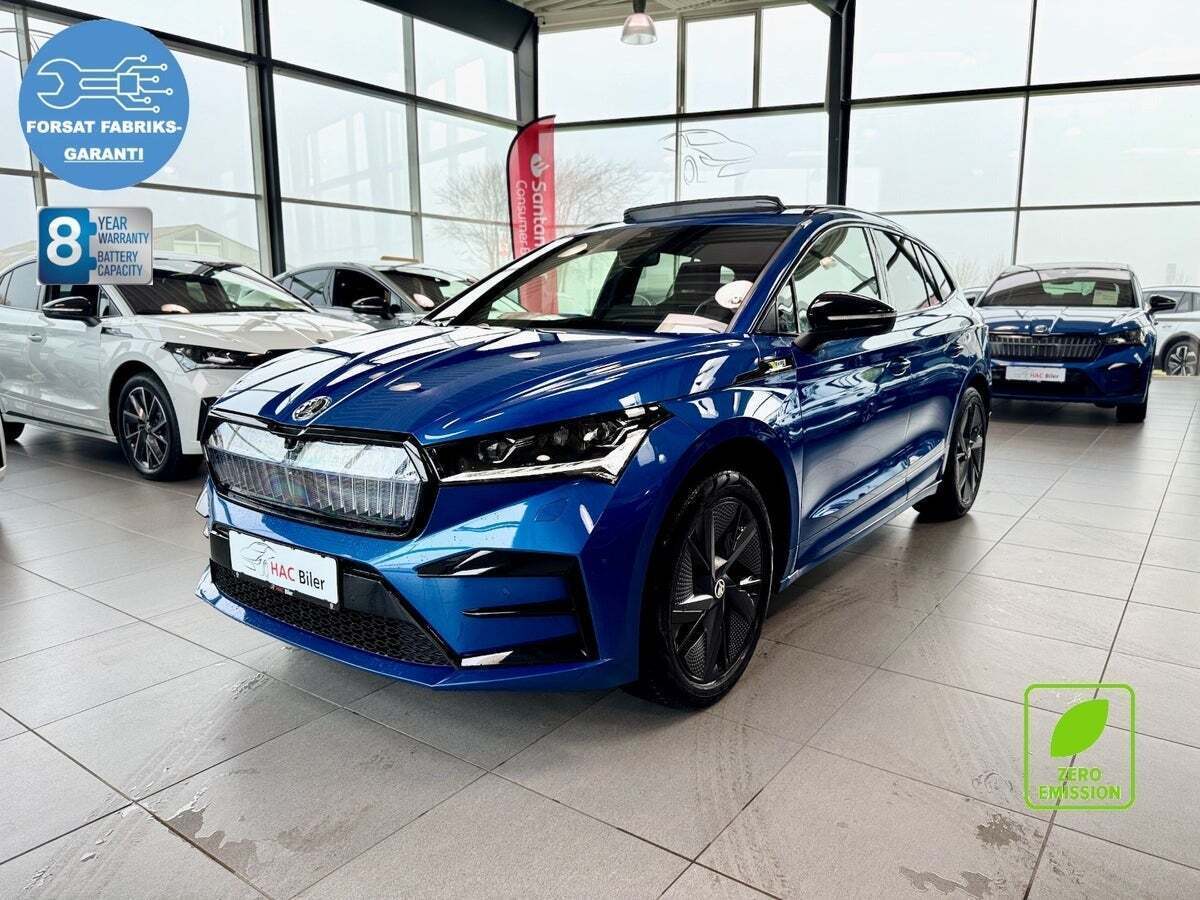 Blå Skoda Enyaq fra 2024 set udefra