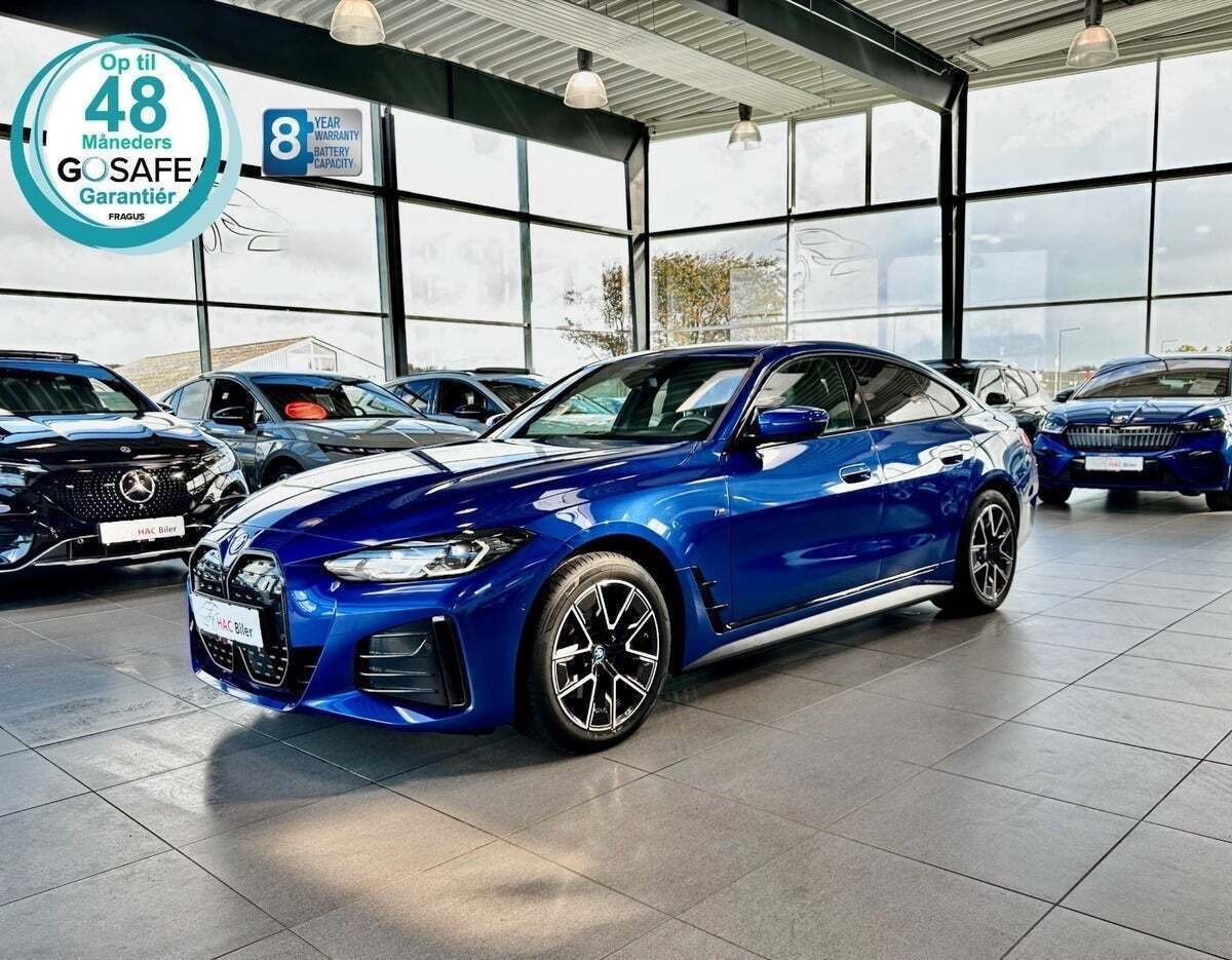 Blå BMW i4 fra 2024 set udefra