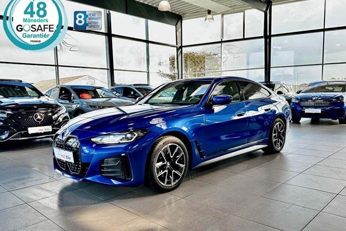 Blå BMW i4 fra 2024 set udefra