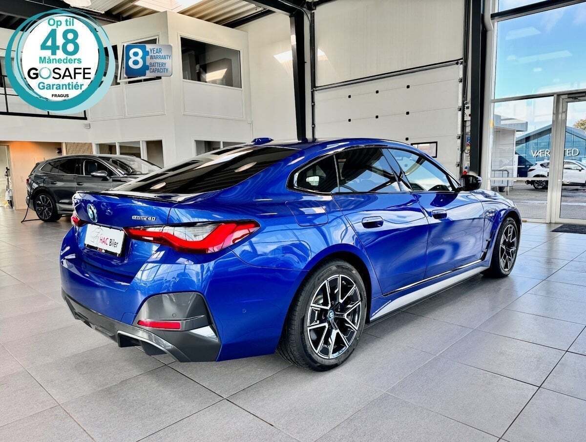 Blå BMW i4 fra 2024