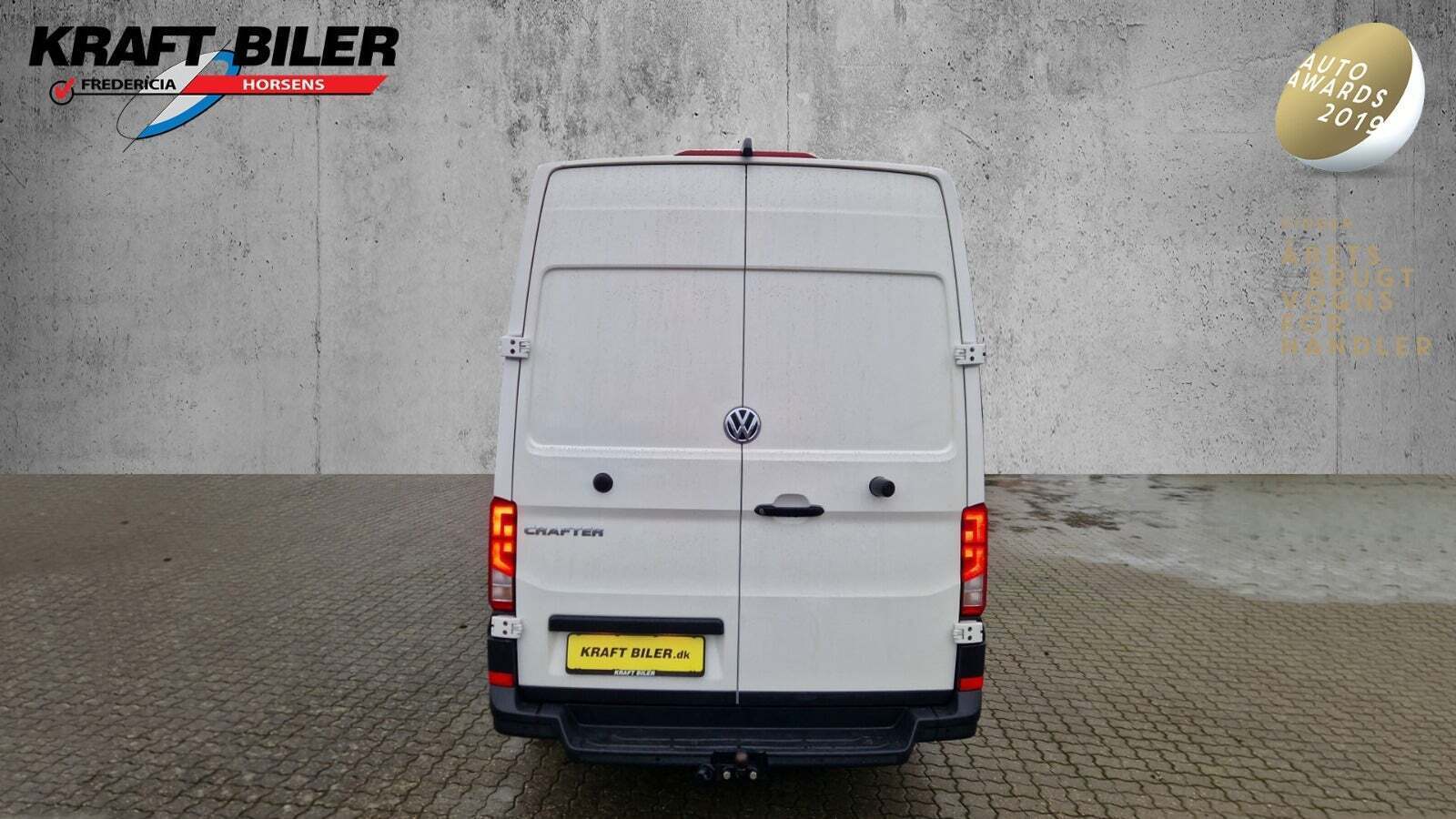 Hvid VW Crafter 35 fra 2023 set udefra