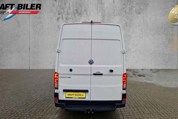 Hvid VW Crafter 35 fra 2023 set udefra