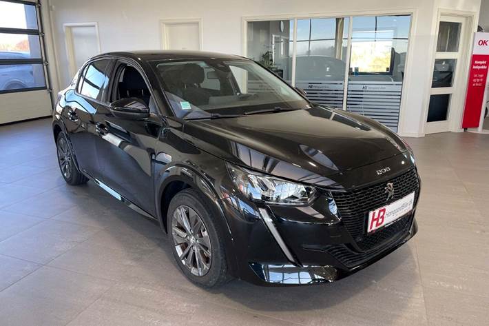 Sort Peugeot e-208 fra 2023 set udefra
