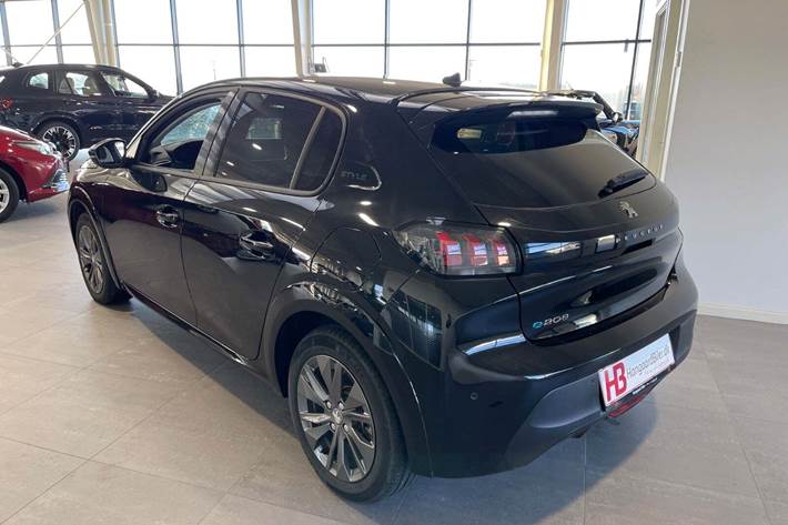 Sort Peugeot e-208 fra 2023