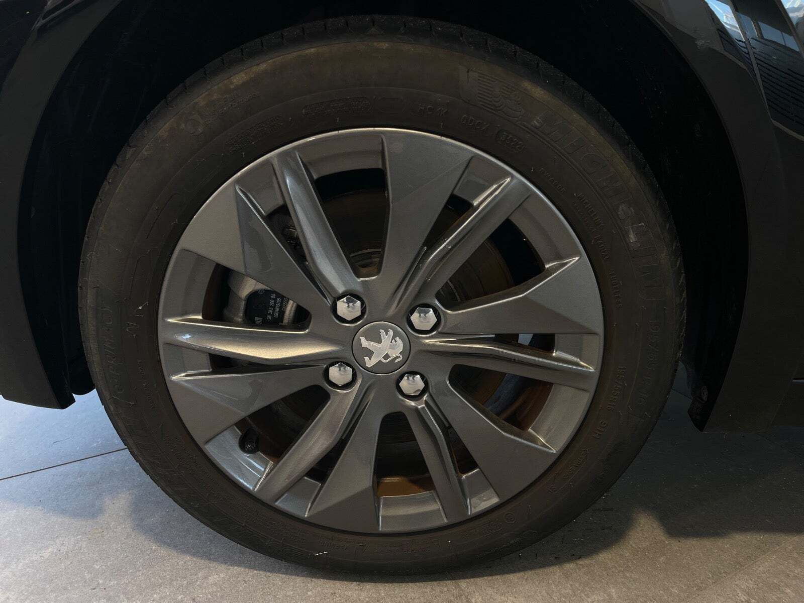 Sort Peugeot e-208 fra 2023