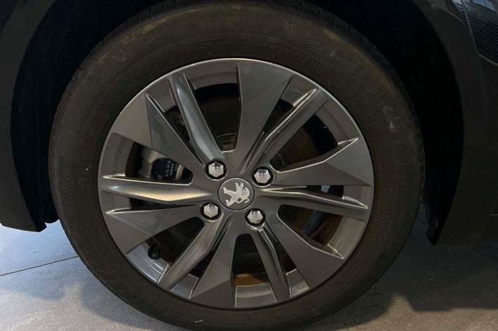 Sort Peugeot e-208 fra 2023