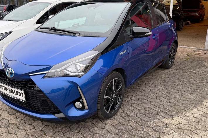 Blå Toyota Yaris fra 2017