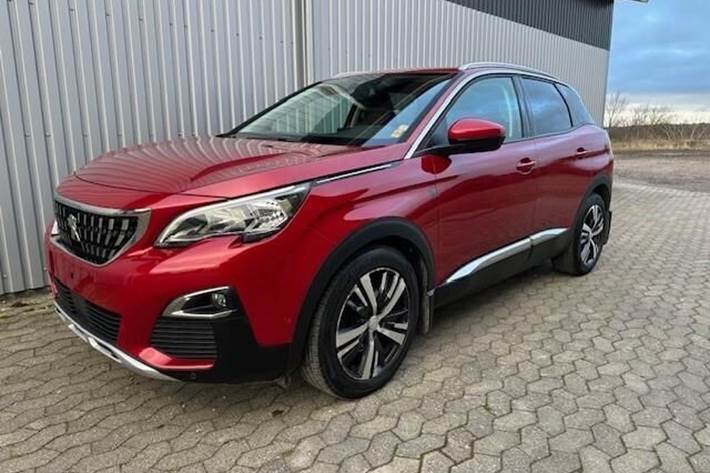 Rød Peugeot 3008 fra 2017 set udefra