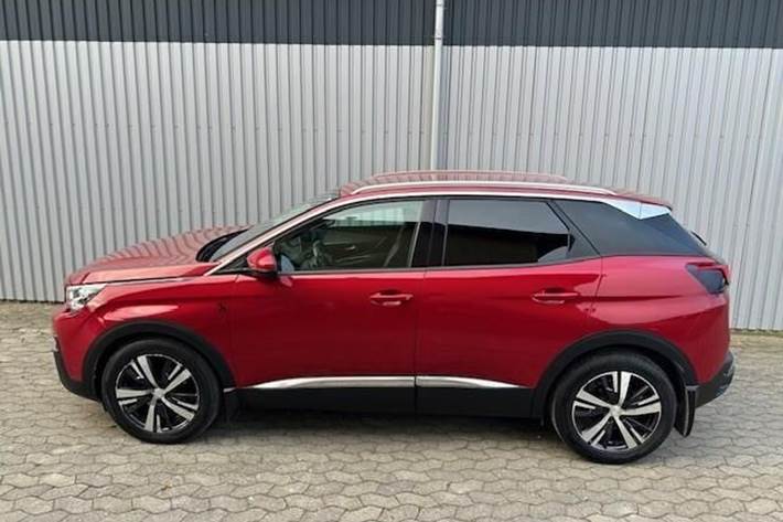 Rød Peugeot 3008 fra 2017