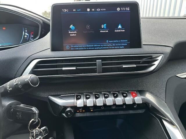 Rød Peugeot 3008 fra 2017