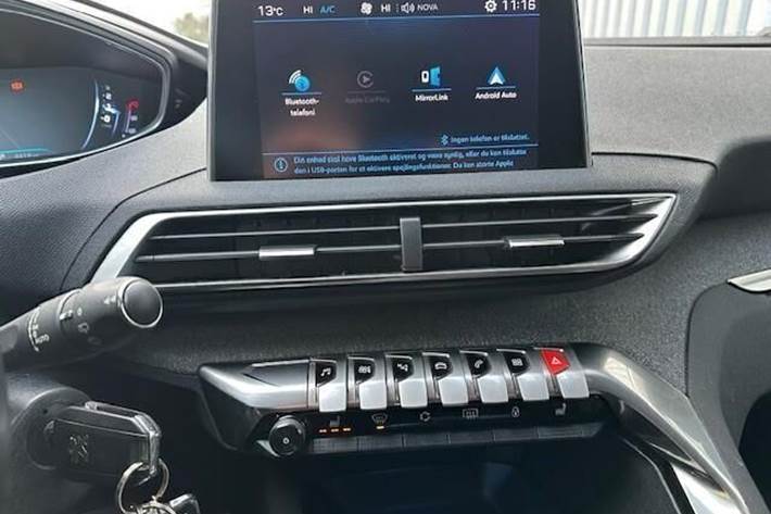 Rød Peugeot 3008 fra 2017