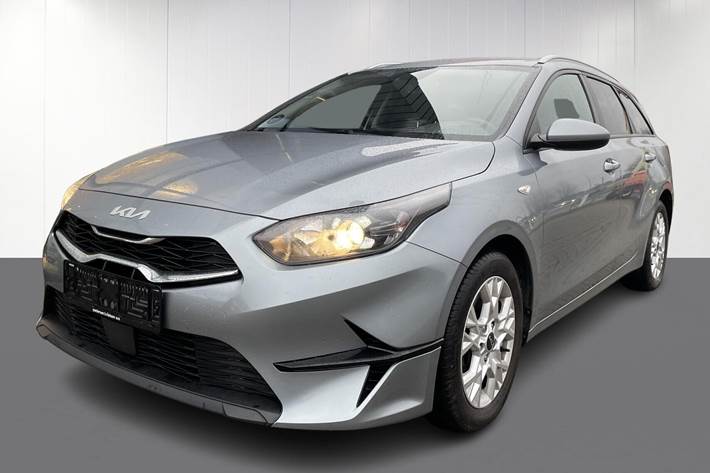 Blå Kia Ceed fra 2022 set udefra