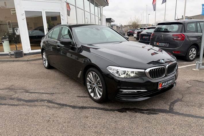 Sort BMW 530e fra 2018 set udefra
