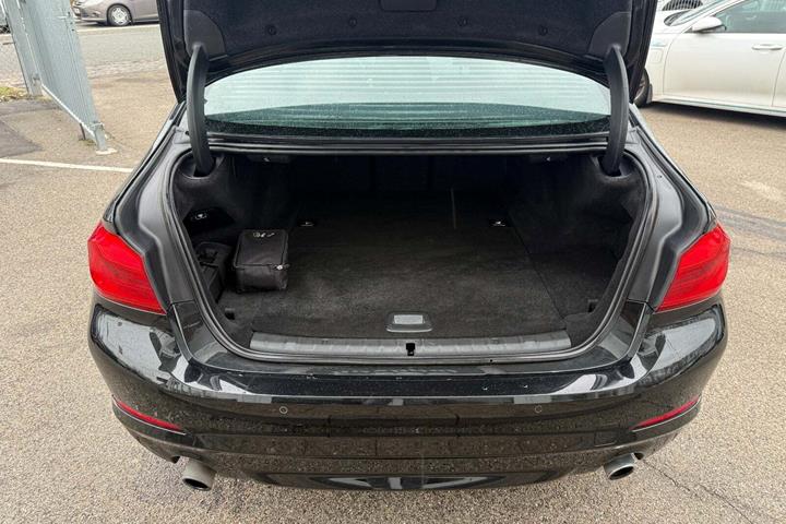 Sort BMW 530e fra 2018