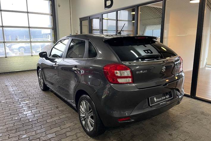 Grå Suzuki Baleno fra 2016