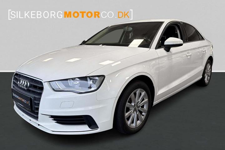 Hvid Audi A3 fra 2014 set udefra