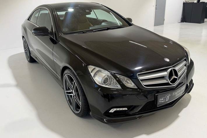 Sort Mercedes E350 fra 2009 set udefra