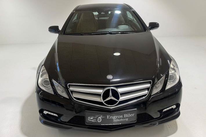 Sort Mercedes E350 fra 2009 set udefra