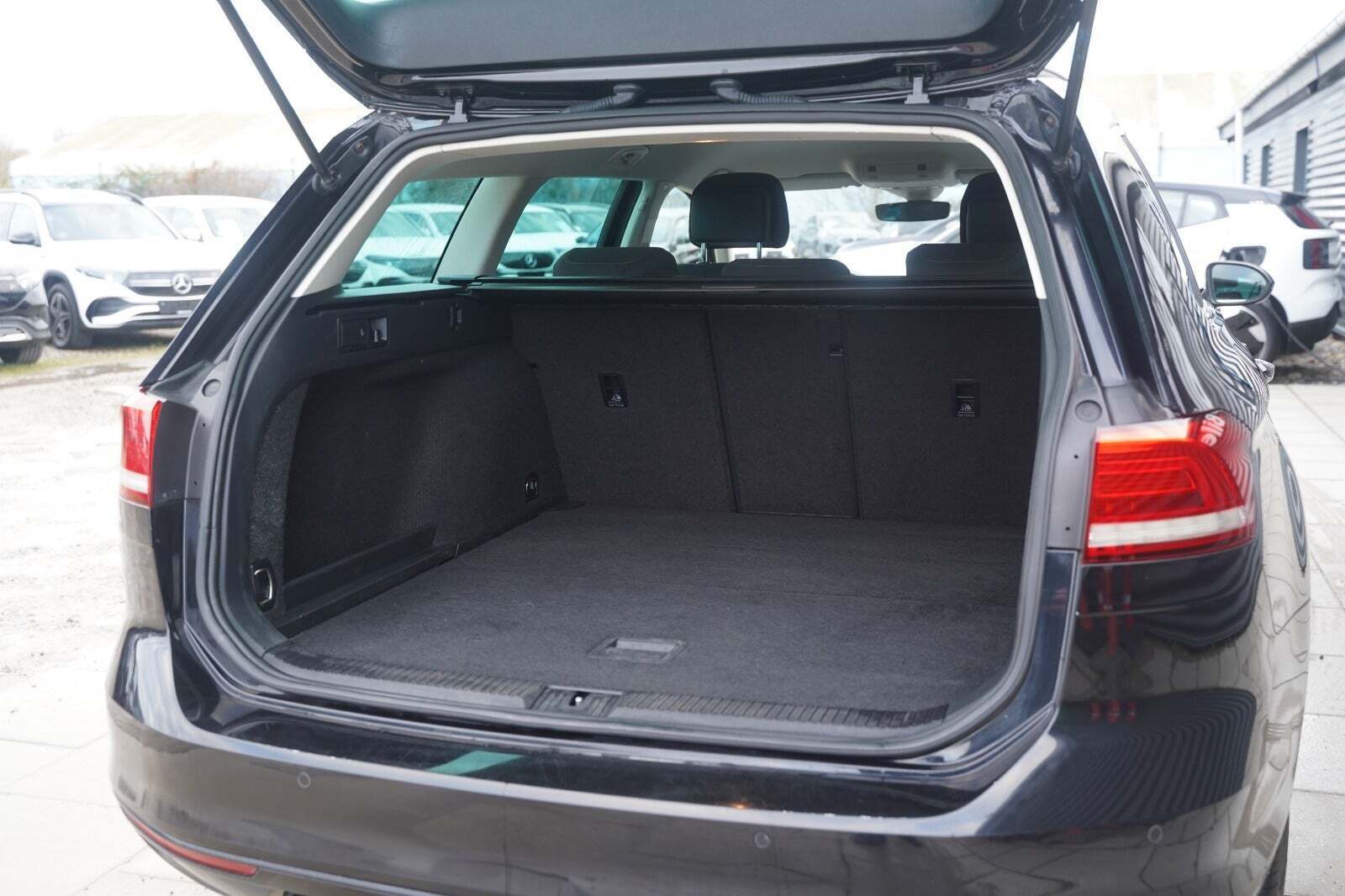 Sort VW Passat fra 2019