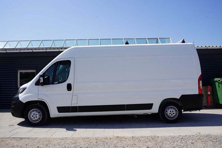 Hvid Peugeot Boxer 335 fra 2021