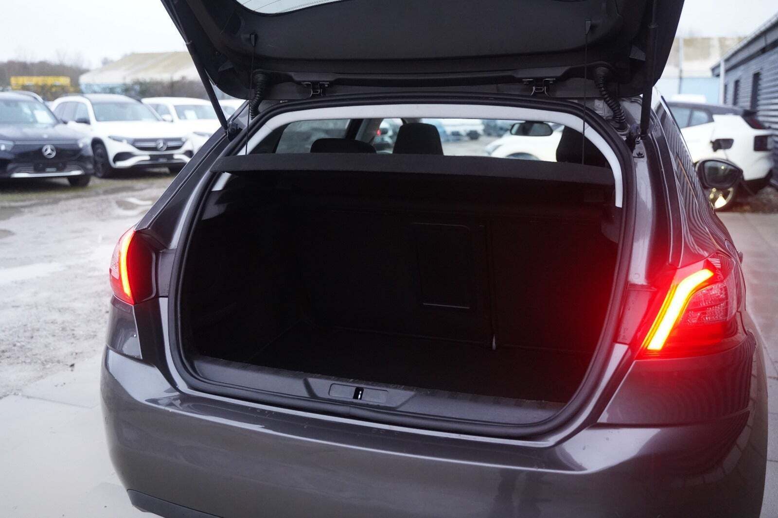 Grå Peugeot 308 fra 2019