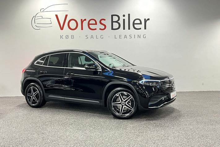 Sort Mercedes EQA250 fra 2022 set udefra