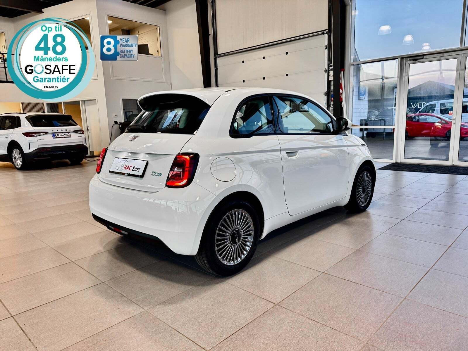 Hvid Fiat 500e fra 2023
