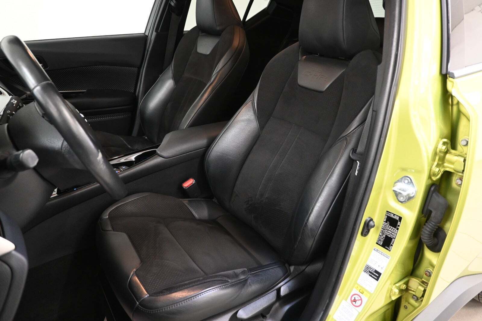 Grøn Toyota C-HR fra 2019