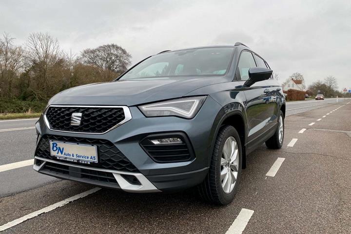 Grå Seat Ateca fra 2021 set udefra