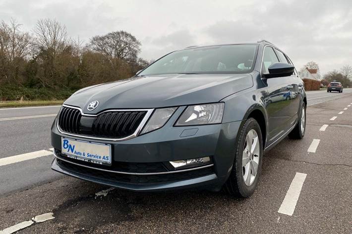 Grå Skoda Octavia fra 2019 set udefra