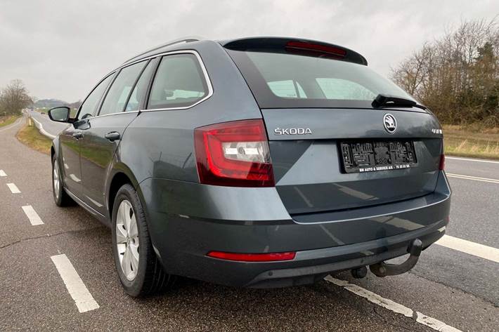 Grå Skoda Octavia fra 2019