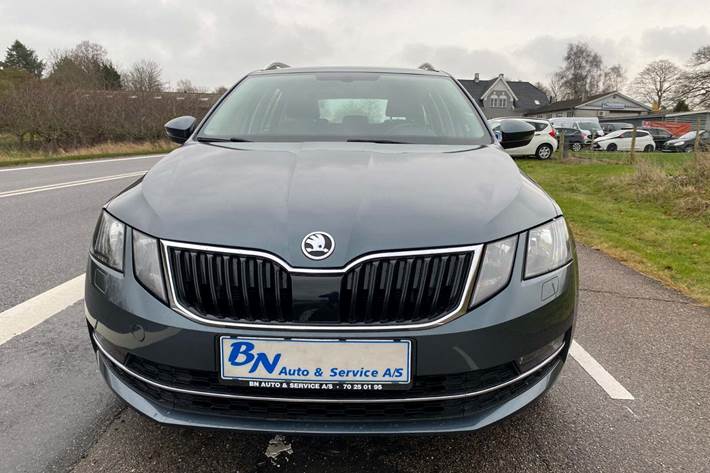 Grå Skoda Octavia fra 2019