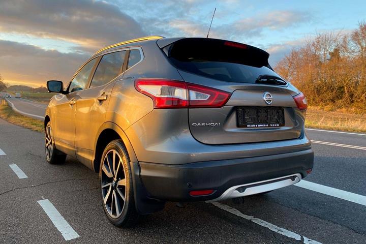 Grå Nissan Qashqai fra 2016 set udefra