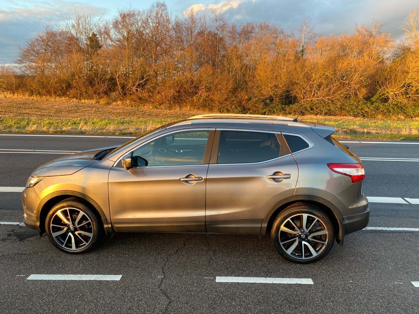 Grå Nissan Qashqai fra 2016 set udefra