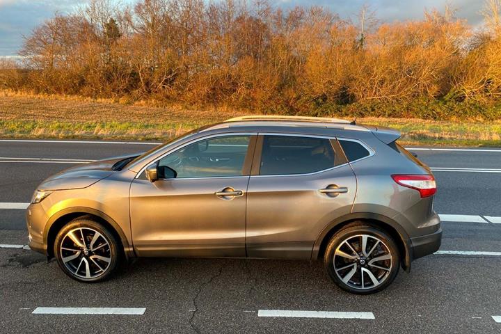 Grå Nissan Qashqai fra 2016 set udefra