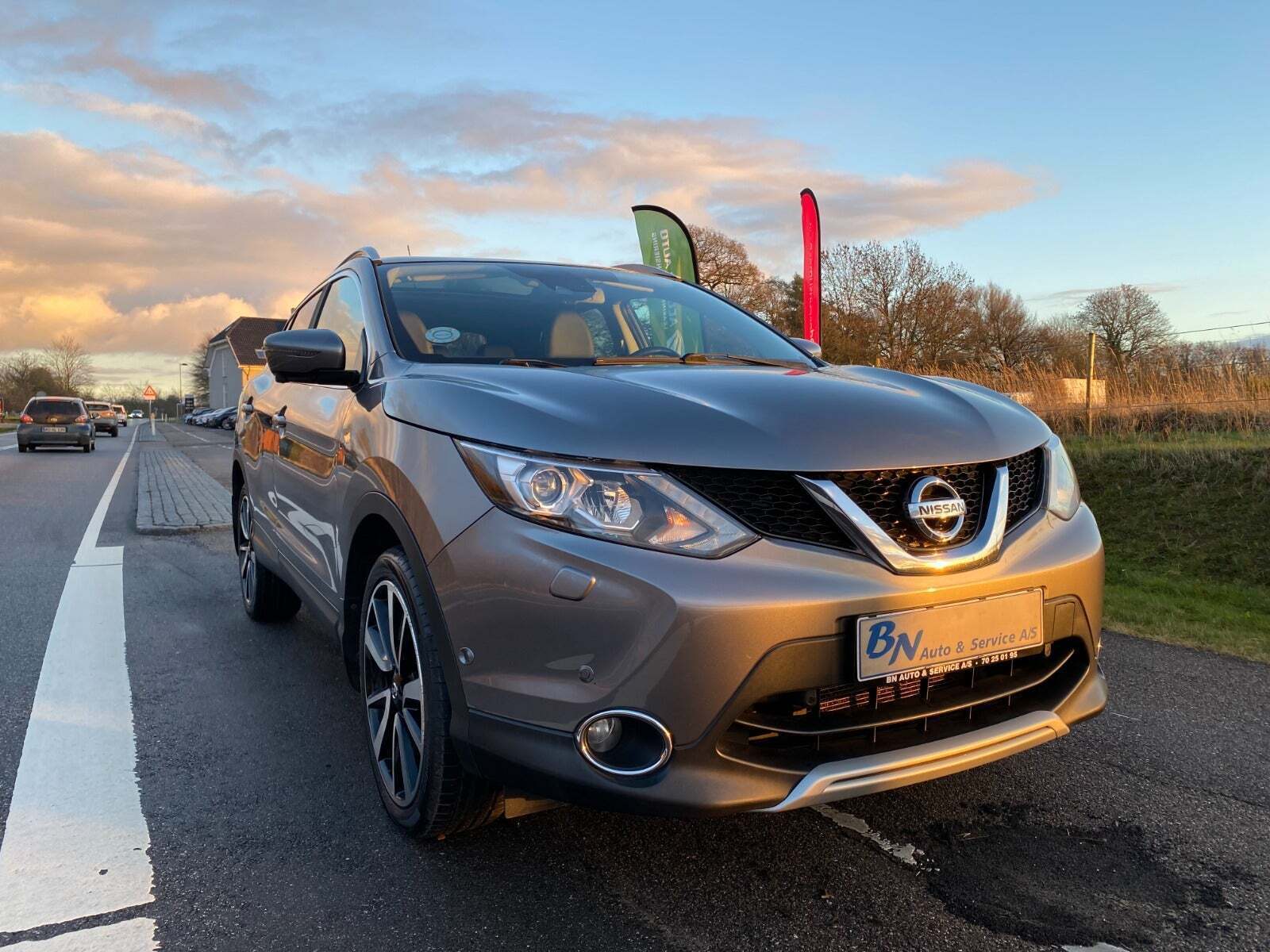 Grå Nissan Qashqai fra 2016 set udefra