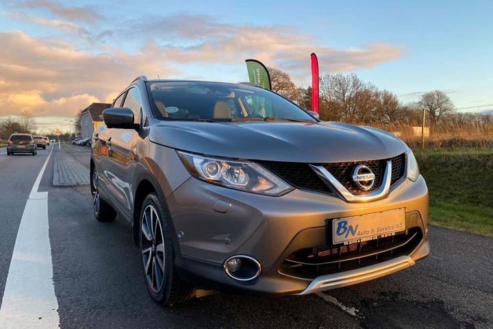 Grå Nissan Qashqai fra 2016 set udefra