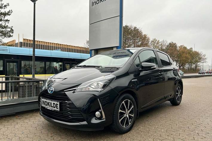 Sort Toyota Yaris fra 2019 set udefra