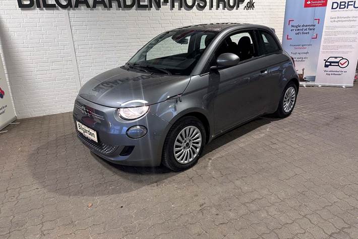 Grå Fiat 500e fra 2023 set udefra