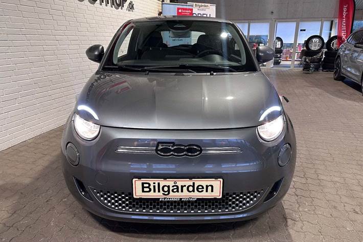 Grå Fiat 500e fra 2023