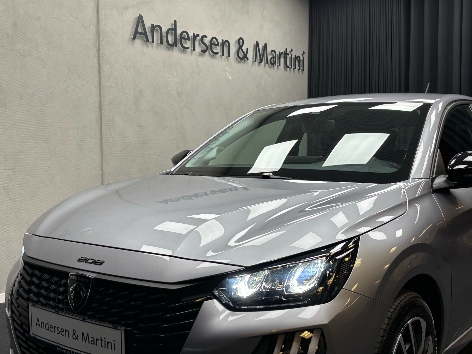 Grå Peugeot e-208 fra 2025