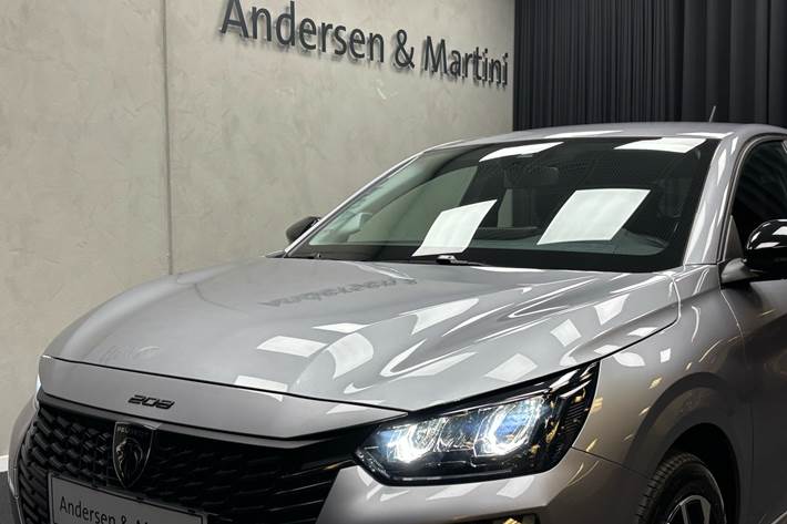 Grå Peugeot e-208 fra 2025