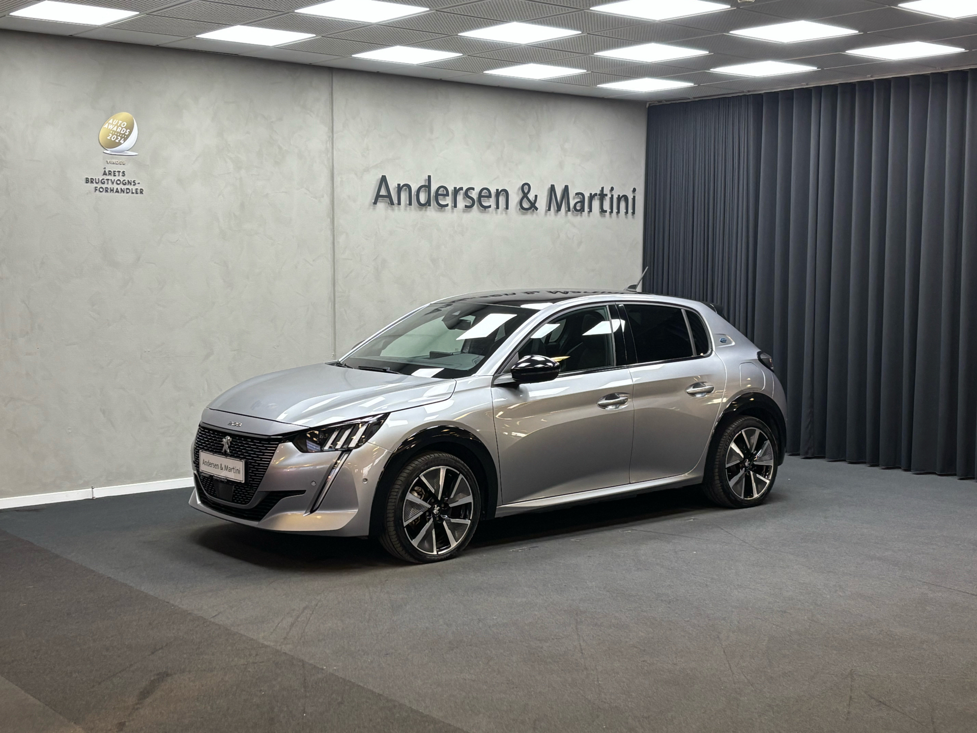 Grå Peugeot e-208 fra 2022