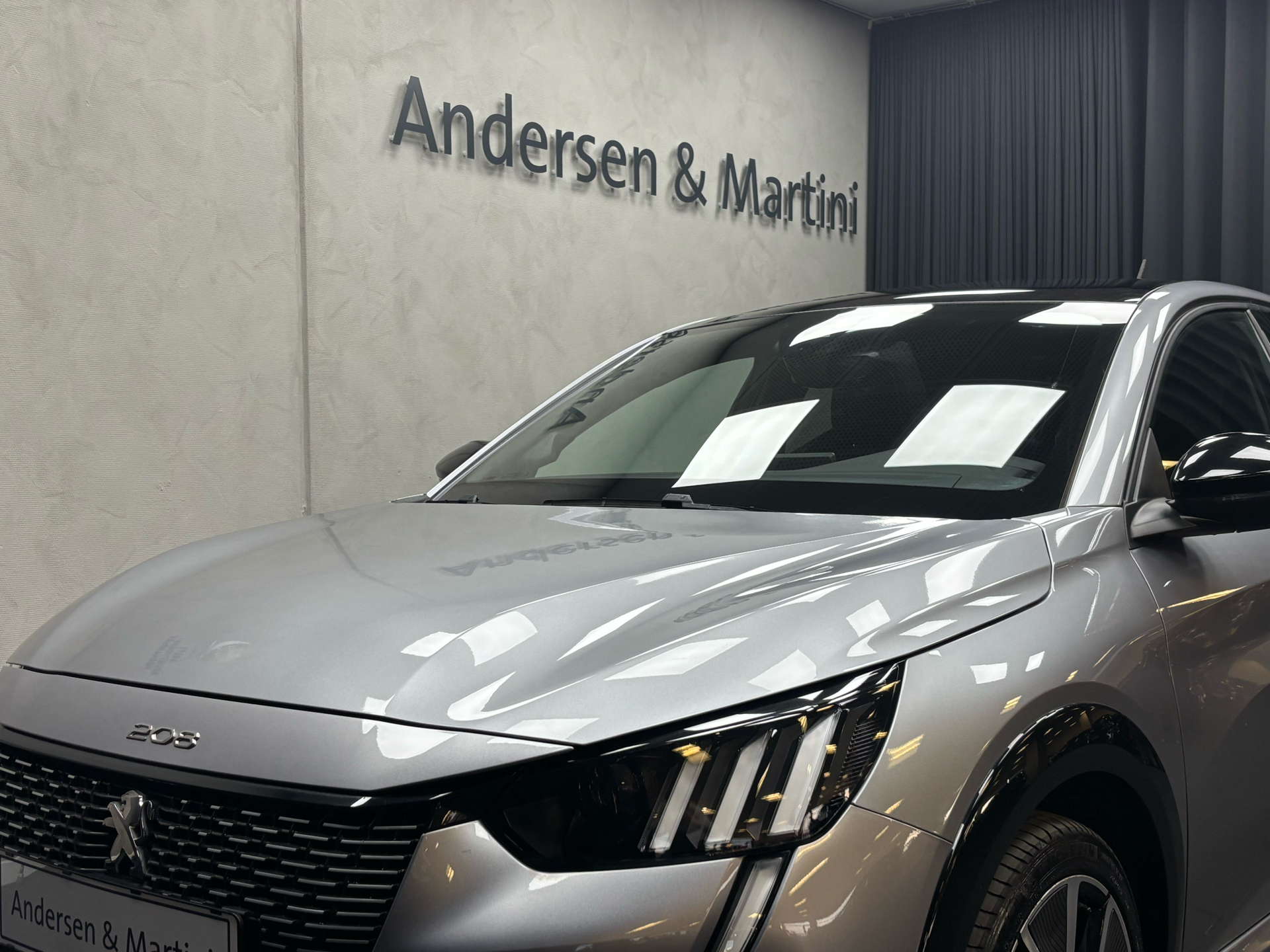 Grå Peugeot e-208 fra 2022