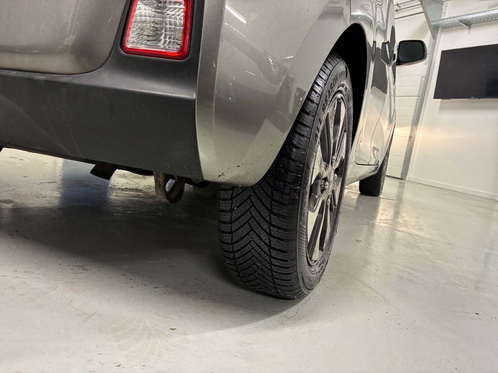 Beige Kia Picanto fra 2016